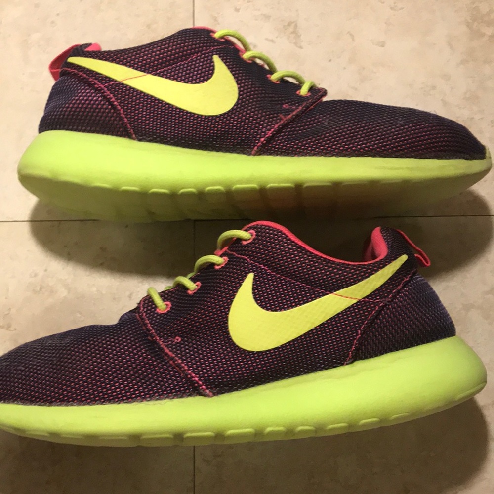 Nike Roshe Woman’s size 9 Preloved Sneakers GUC